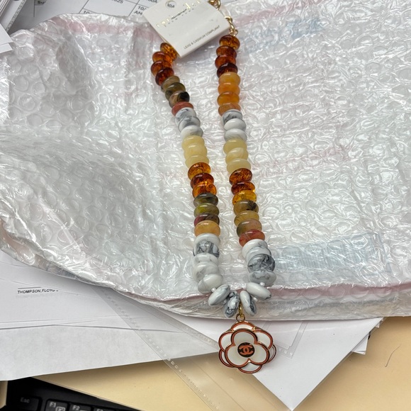 Elegant Multicolor Beaded Necklace with Floral Pendant - NWT - Picture 12 of 15